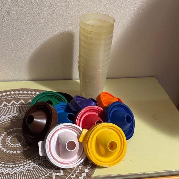 Lakeshore Set of 10 paint cups with spouts & lids - Picture 1 of 5